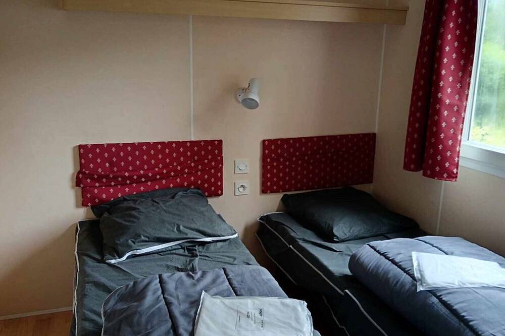 Charming mobile home with terrace - 4 guests in La Tour-d'Auvergne, Volcans d'Auvergne Regional Nature Park