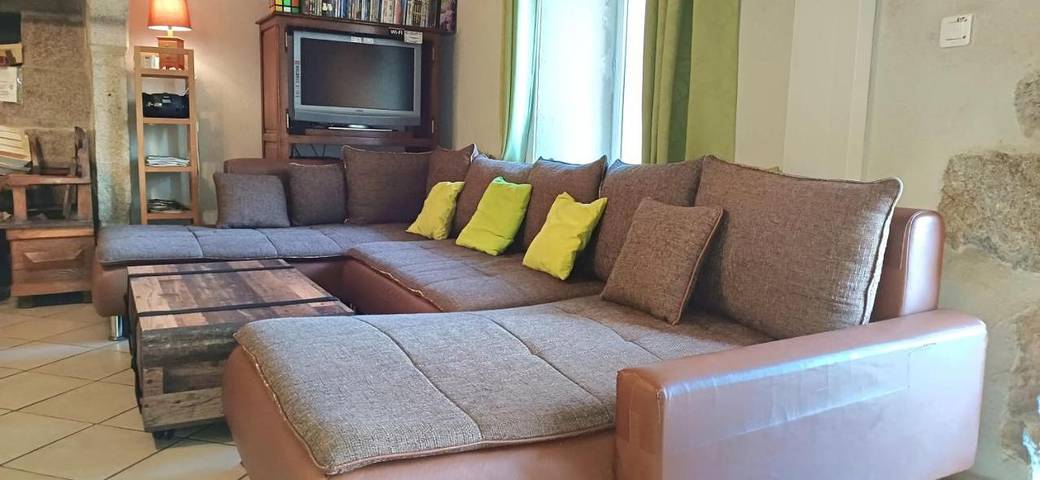 Location de vacances pour 12 personnes, avec Terrasse et Jardin à Bertignat - 2