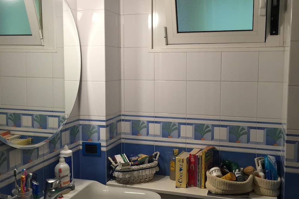 Entire apartment, Your home in the heart of bari near beach old town and station in Bari, Bari Province