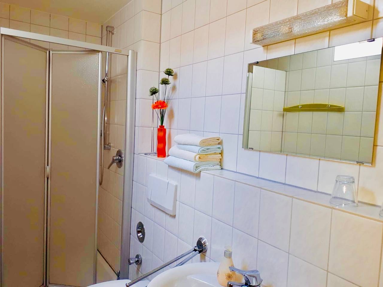 Dreibettzimmer Mit Dusche Und Wc 1 in Sipplingen, Region Bodensee-Oberschwaben