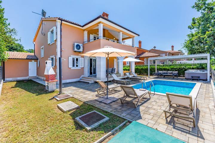 Villa für 10 Personen, mit Terrasse und Garten sowie Pool, mit Haustier in Pula