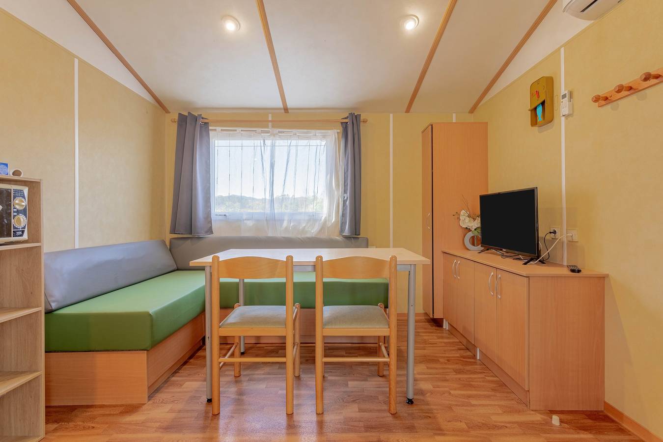 Mobile Home 'Mobilhome Oasis Village Puget Argen' with Shared Pool and Private Terrace in Roquebrune-sur-Argens, Mediterranean Coast (France)