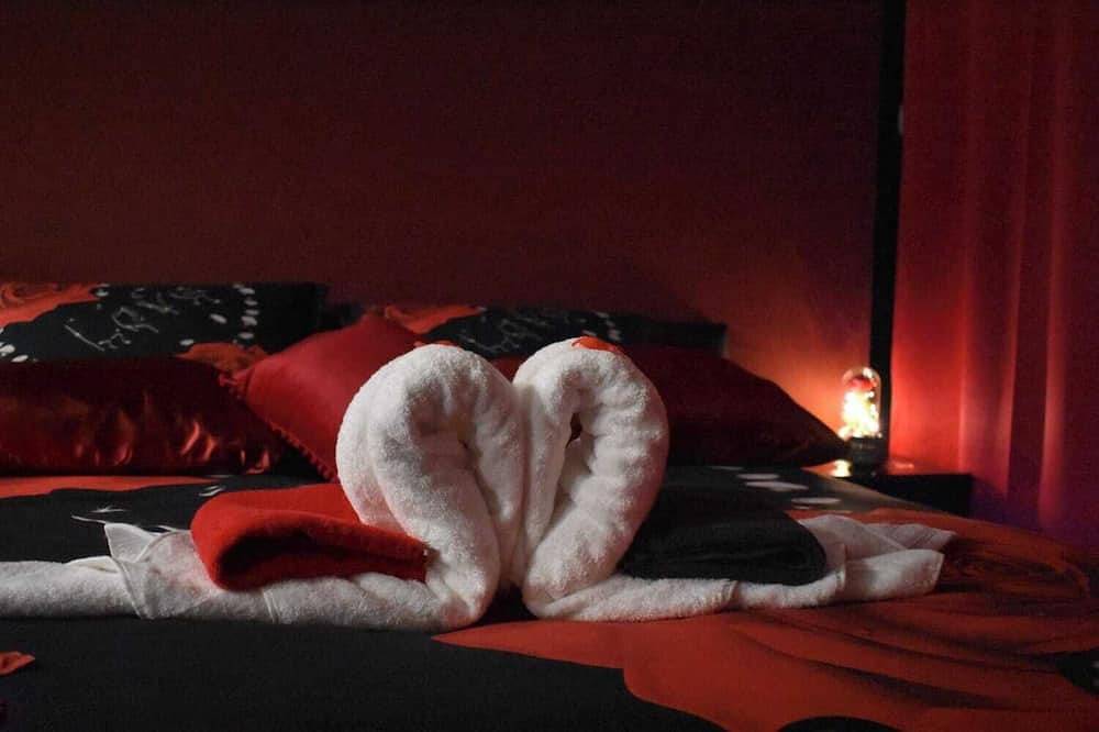 Ganze Wohnung, L'escale du Donon - Black apartment - Lovers' night with jacuzzi in Michelbrunn, Niederrhein Elsass