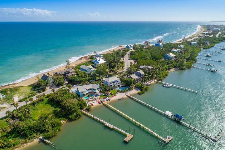 Vacation rental for 18 people, with hot tub and yard, with pets in Hutchinson Island