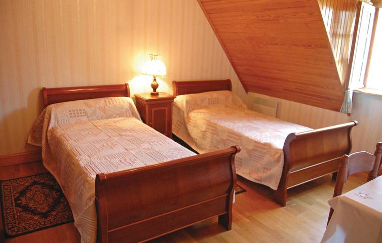 Cozy 85sqft. Apartment with Parking, TV & Garden at 700m Coastline, 900m City Center. in Pont-l'Abbé, Côte de Cornouaille