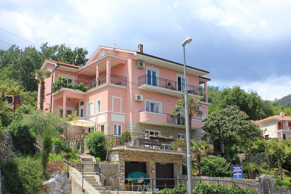 Ganze Wohnung, 1-Zimmer-Ferienwohnung mit Terrasse Medveja, Opatija (A-2305-b) in Medveja, Opatija Riviera