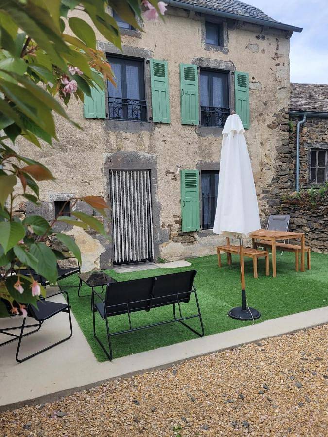 Location de vacances pour 9 personnes, animaux acceptés à Alleuze