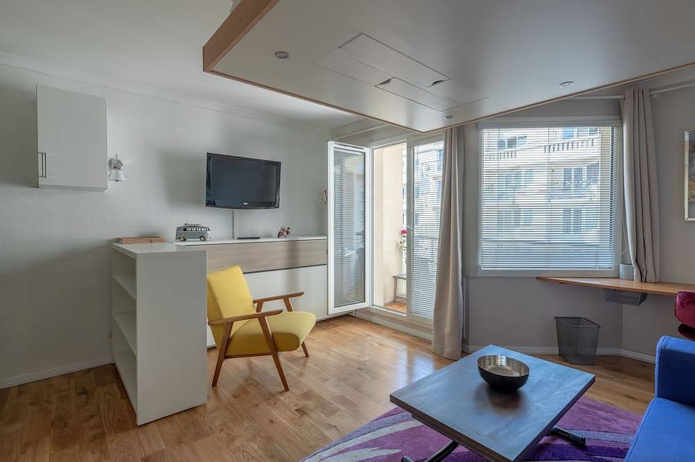 Very Quiet, Beautifully Decorated, Fully Equiped Studio with Balcony. in Issy-les-Moulineaux, Altos del Sena