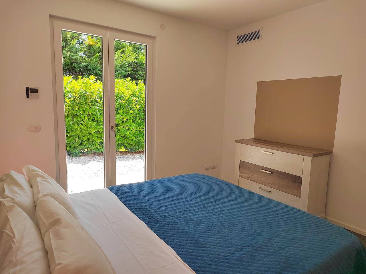 In a spectacular olive grove in a quiet area in Bardolino, Montagnes autour du lac de Garde