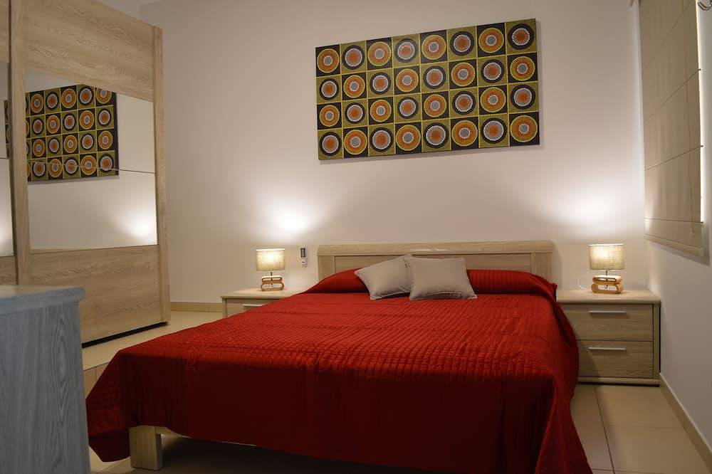 Hel lägenhet, Highly finished Ground/floor maisonette with private pool and country /sea view in Qala, Gozo
