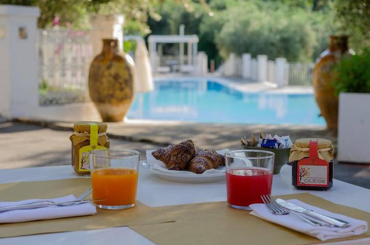 Agriturismo per 3 persone, con giardino e piscina nonché panorama, con animali domestici in Gargano