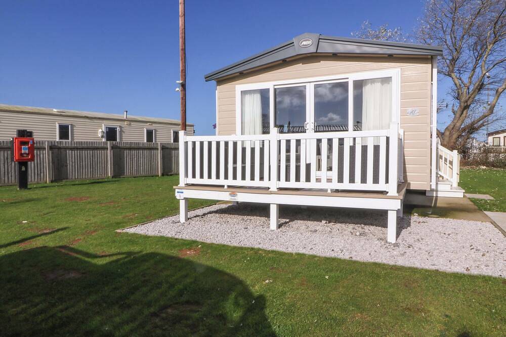 L1 Farmer, pet friendly, with pool in Towyn in Towyn, Conwy region