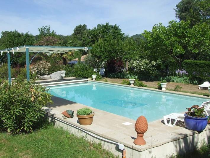 Gîte pour 4 personnes, avec piscine et jardin à Ailhon - 3