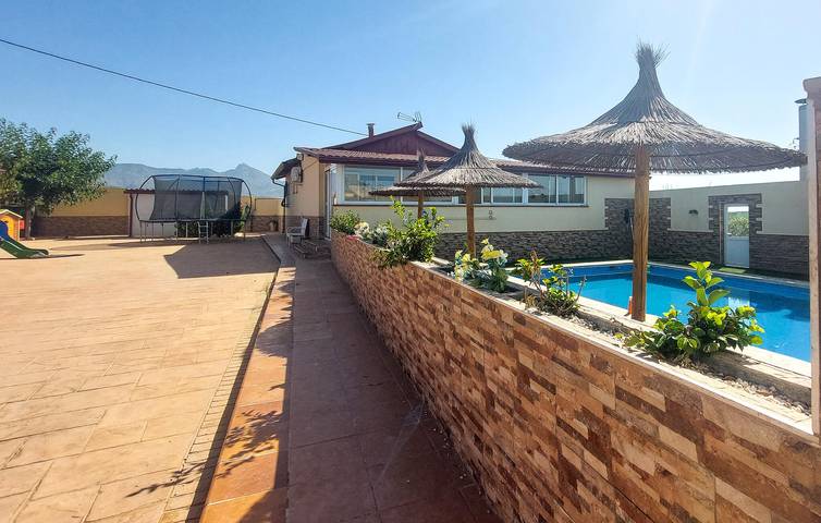 Ferienhaus für 8 Personen, mit Ausblick und Garten sowie Terrasse und Pool - 1