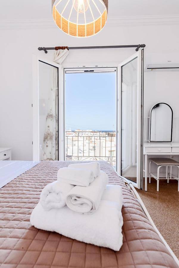Chambre d’hôte pour 4 personnes, avec terrasse et vue dans Syros - 3