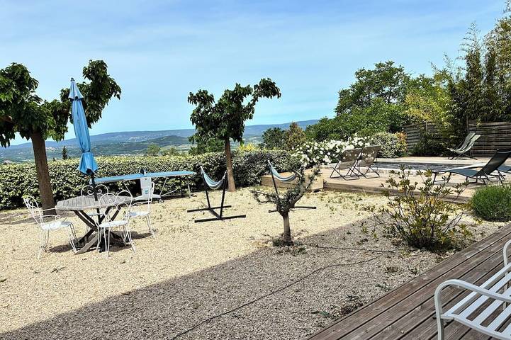 Gîte pour 4 personnes, avec terrasse et jardin à Bonnieux