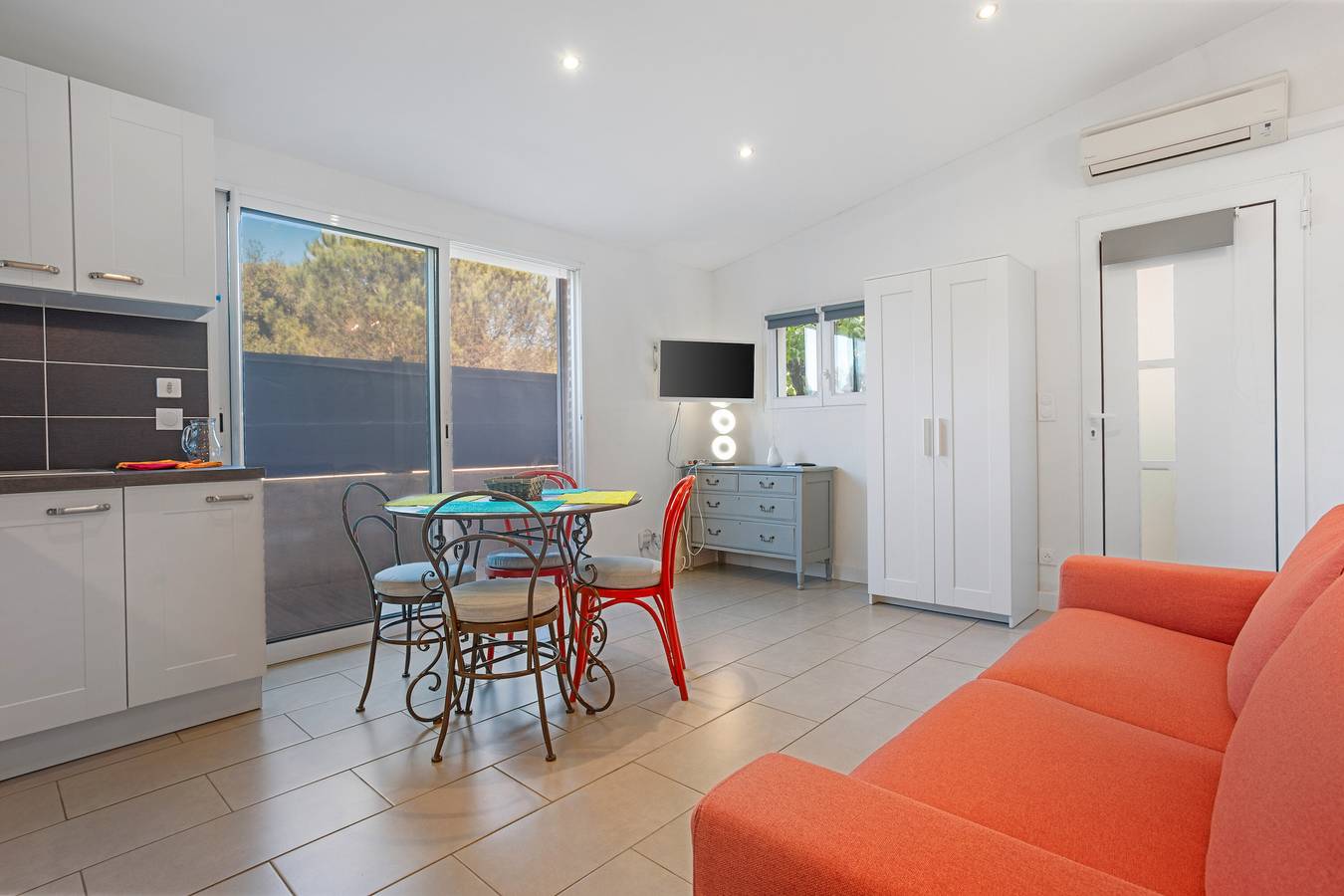 Apartamento entero, Apartamento 'Les Sables' con terraza privada, Wi-Fi y aire acondicionado in Bormes-les-Mimosas, Region de Toulon