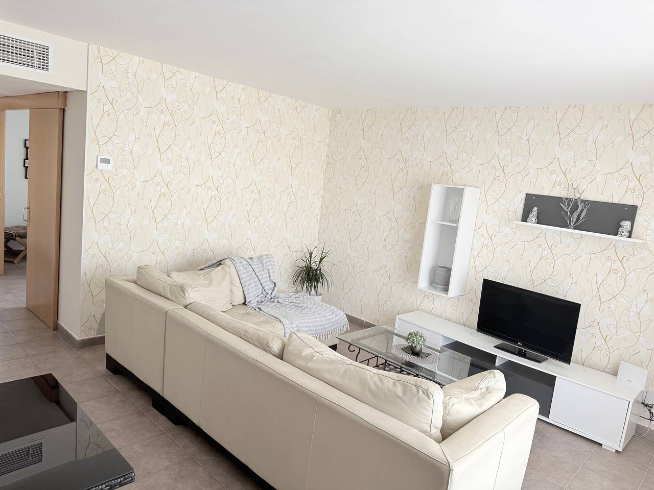 Apartamento entero, Ático Vacacional - Apartamento con piscina y balcón privado en Almería para hasta 4 personas in Retamar, Almería