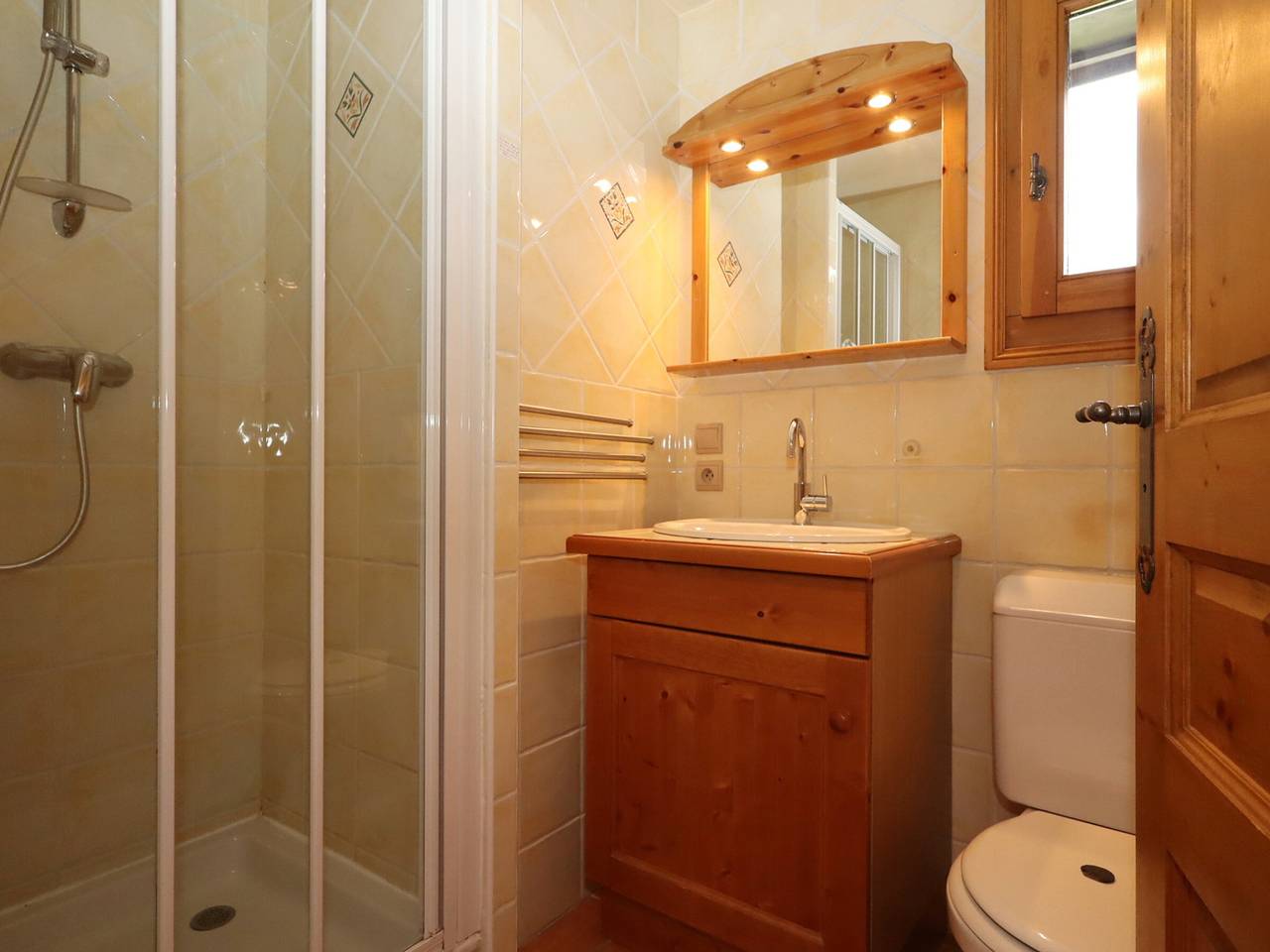 Entire apartment, 3-room apartment for 6 with balcony and parking in Les Houches in Les Houches, Massif du Mont-Blanc