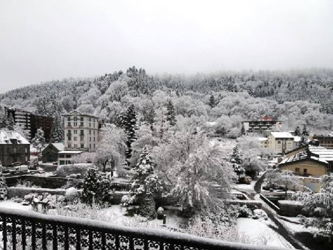 Entire apartment, Mont-Dore T2 with balcony and Wifi for 4 guests in Mont-Dore, Volcans d'Auvergne Regional Nature Park