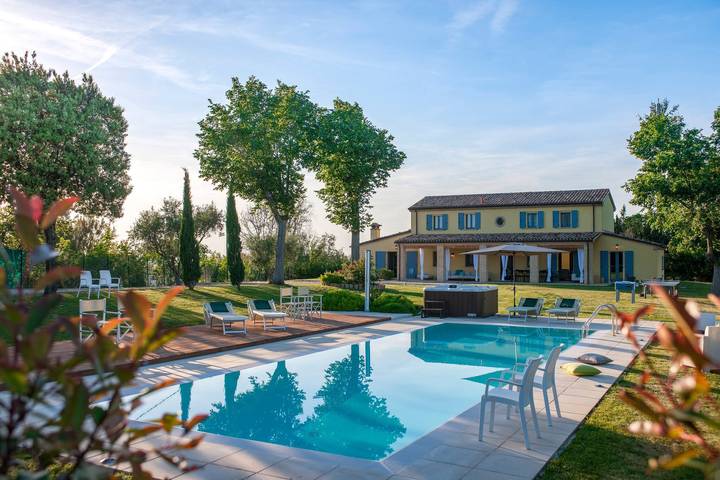 Casa vacanza per 14 persone, con giardino e idromassaggio a San Costanzo