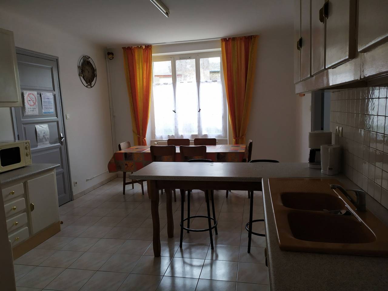Gîte convivial avec 3 chambres, proche du patrimoine historique, cour et équipements inclus in Neufchâteau