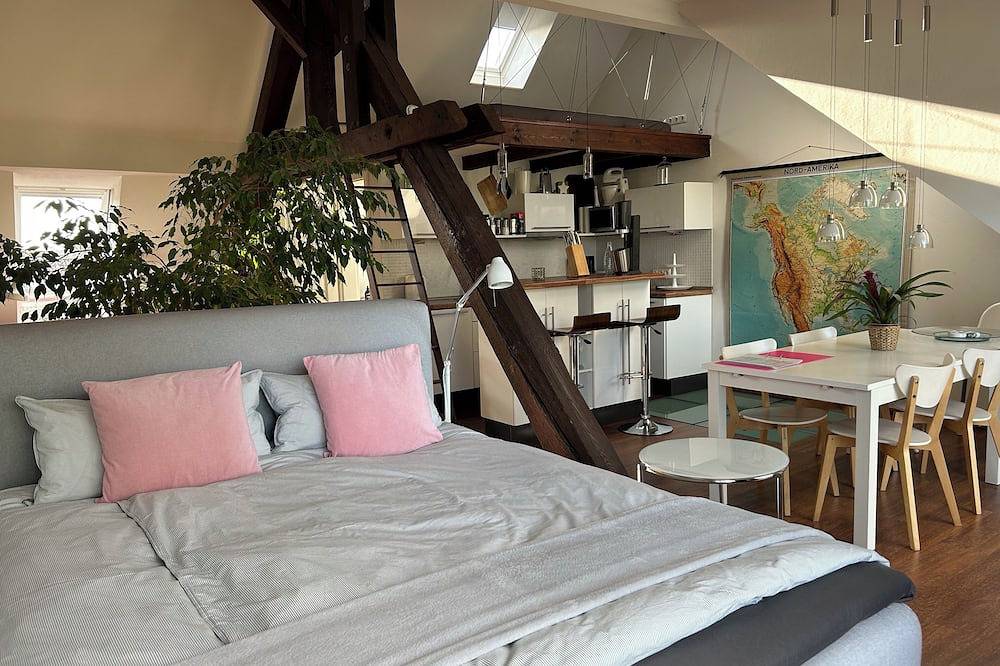 Ganze Wohnung, Attic studio in the Geteviertel - close to the city, trade fair, university, stadium and Weser cycle path in Bremen, Bremen Bundesland