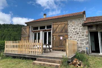 Gîte pour 7 personnes, avec jardin et terrasse, animaux acceptés dans La Croix de Bauzon
