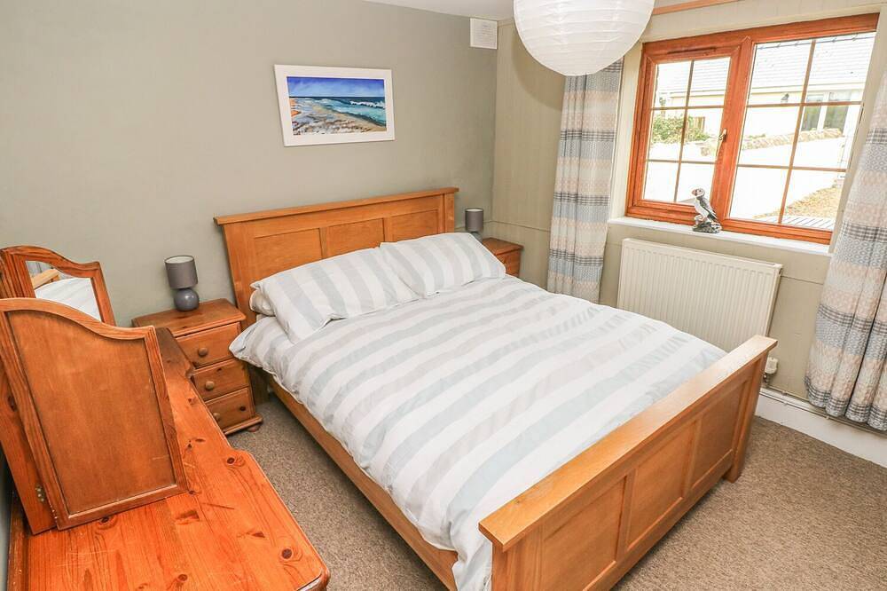 Foxglove Cottage, family friendly, with open fire in Little Haven in Little Haven, Pembrokeshire