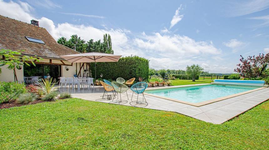 Gîte pour 9 personnes, avec Terrasse ainsi que Jardin et Piscine à Précy-Notre-Dame