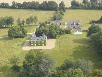 Location de vacances pour 2 personnes, avec jardin et vue ainsi que vue sur le lac et piscine, animaux acceptés dans Mayenne