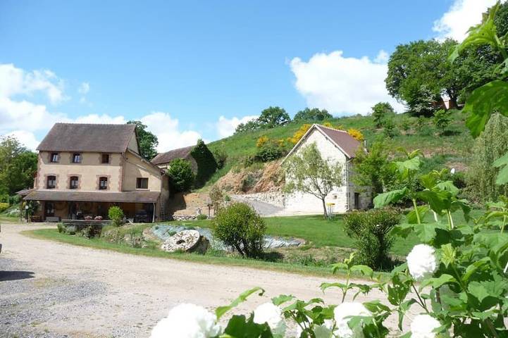 Gîte pour 12 personnes, avec Terrasse et Jardin ainsi que Piscine et Sauna