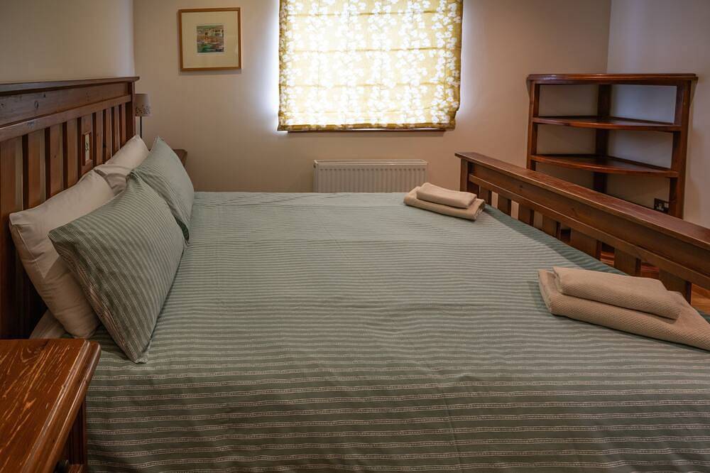 3 Stunning lakeside cottages with indoor pool/hot tub + outdoor hot tub, fishing in Cornwall