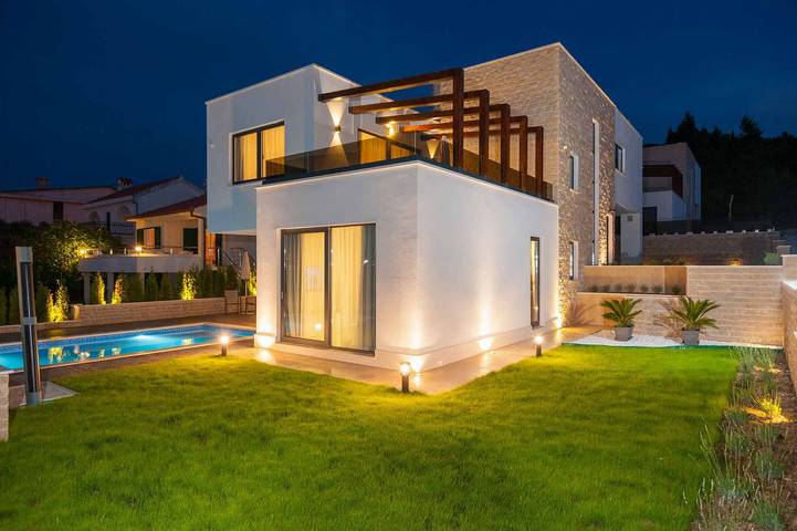 Villa pour 11 personnes, avec vue sur l’océan et piscine ainsi que sauna et jardin à Okrug Gornji - 2