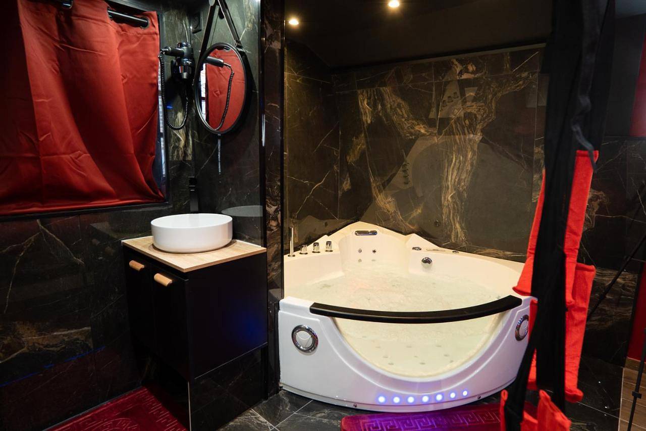 Capsule Secret - Jacuzzi - Netflix & Home cinéma - Jeux de couple - Barre de pole dance in Valenciennes, Région de Valenciennes