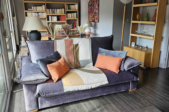 Appartement entier, F3 Hyper-Centre, Calme, Lumineux, Bord de Rivière, Vue Sur Collines in Aurillac, Région d'Aurillac