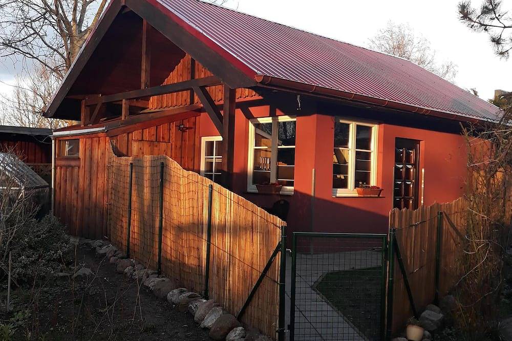 Sonniges Ferienhaus mit gemütlichem Schlafboden, idylisch gelegen im Garten. in Barth, Vorpommern-Rügen
