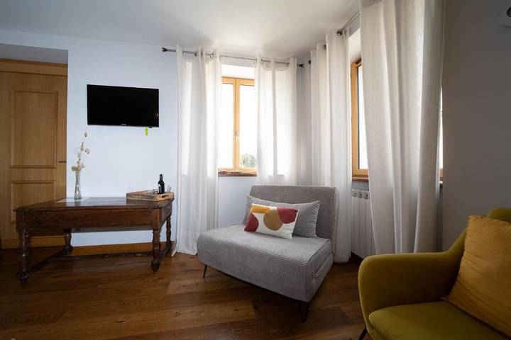 Location de vacances pour 2 personnes, avec piscine et vue ainsi que vue sur le lac et jardin à Saint-Androny - 3