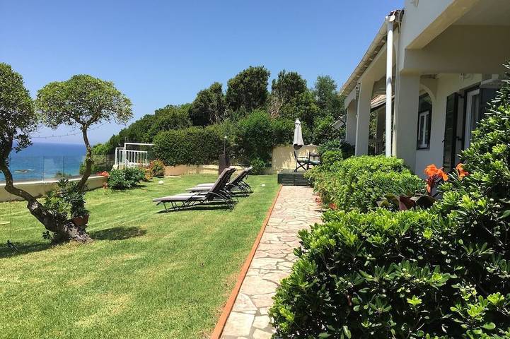 Villa pour 8 personnes, avec balcon ainsi que piscine et jardin