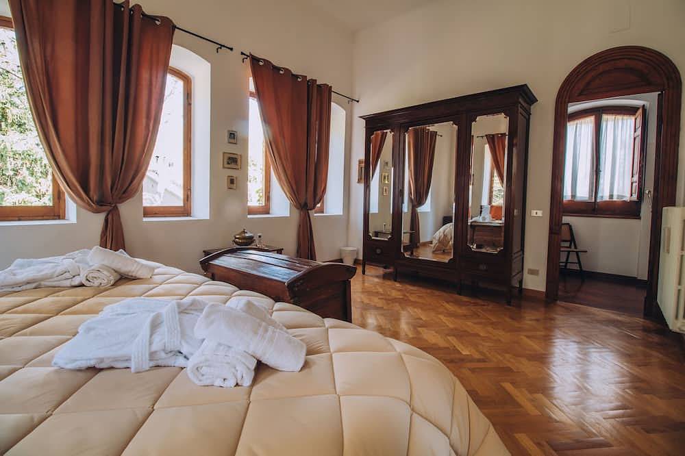 Historic Baron's Estate in Amazing Abruzzo! Family-friendly. Pet-friendly. in Torre de' Passeri, Gran Sasso