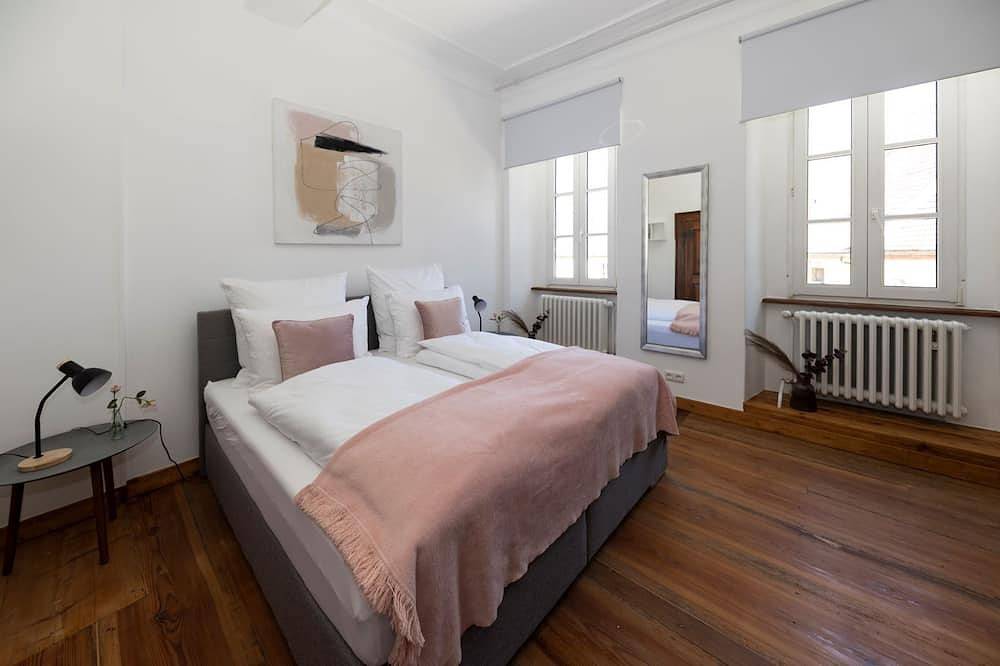 Ganze Wohnung, Ferienwohnung Brennmeister (65qm) im ersten Stock mit Blick zum Gutshof in Ebern, Landkreis Haßberge