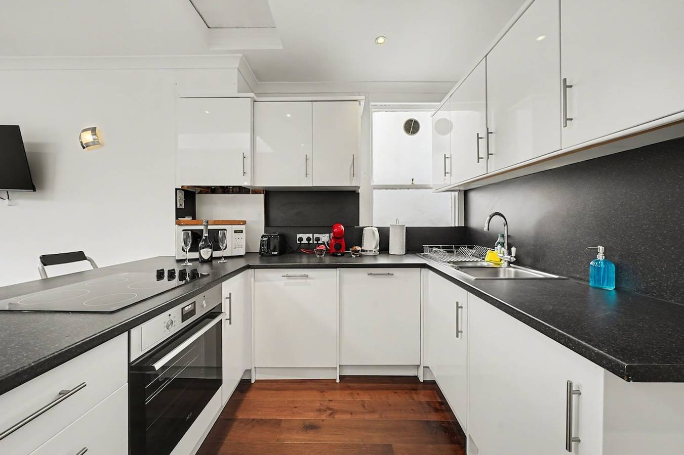 Entire apartment, 1 bed apt in the heart of London in Downtown, London