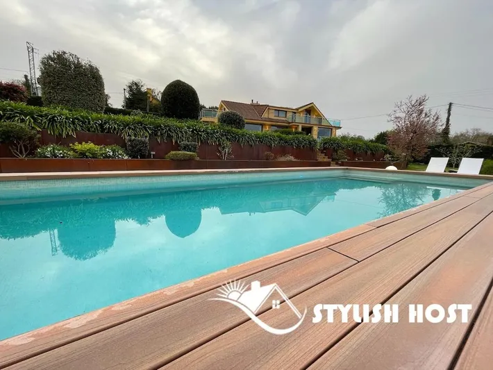 Villa für 9 Personen, mit Ausblick und Seeblick sowie Garten und Pool - 1
