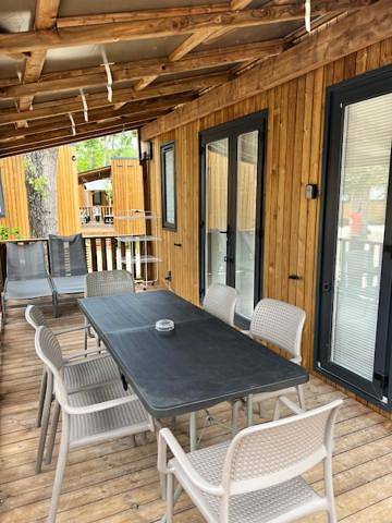 Camping pour 4 personnes, avec sauna et jacuzzi ainsi que balcon et piscine à Grimaud - 2