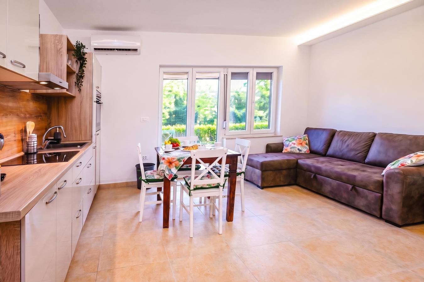 Ganze Wohnung, Sanbaldo 1Br Terrace Apartment Koper in Koper, Slowenische Riviera