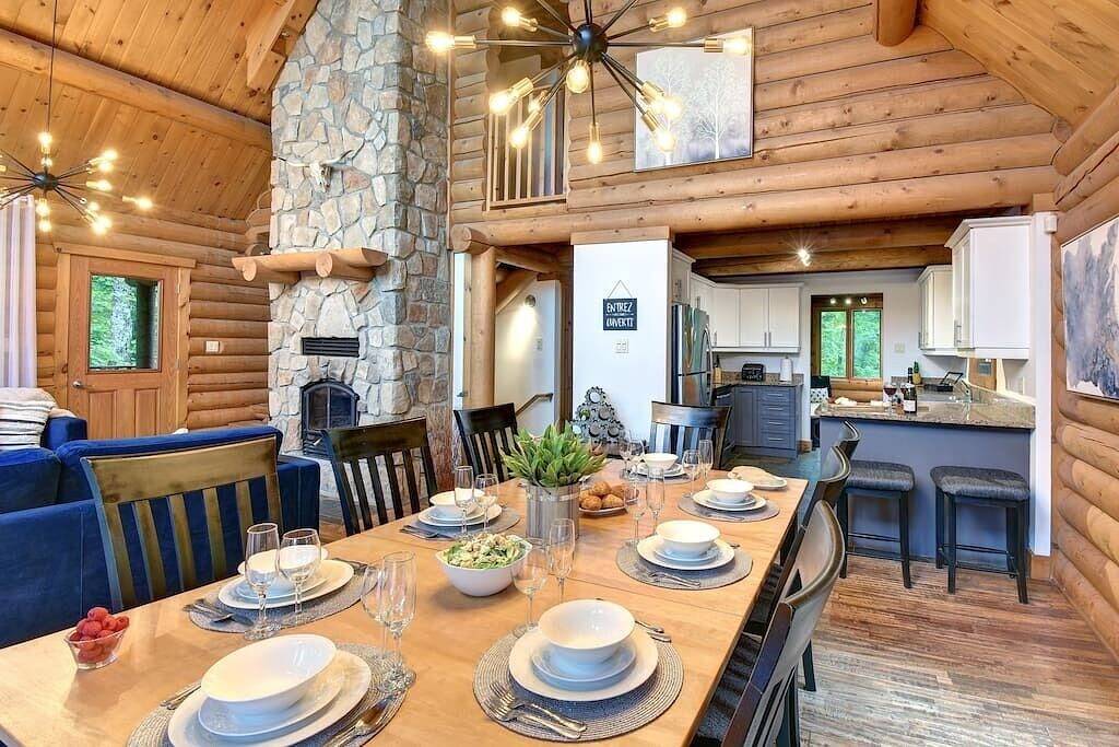 Log Cabin w Hot Tub, Beach 10m, near Tremblant in Labelle, Québec