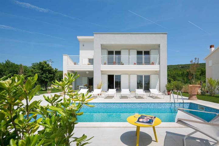 Villa für 9 Personen, mit Balkon und Balkon/Terrasse sowie Terrasse und Garten in Istrien