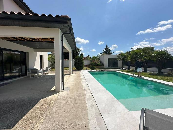 Location de vacances pour 8 personnes, avec Terrasse et Jardin ainsi que Piscine et Vue à Saint-Maurice-l'Exil