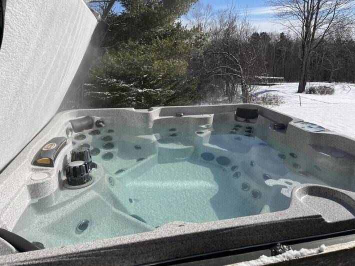 Vacation rental for 5 people, with yard and hot tub in Bar Harbor