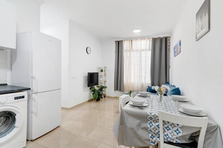 Entire apartment, Holiday Apartment "Un Descanso 1" in City Center with Wi-Fi in Maspalomas, San Bartolomé de Tirajana